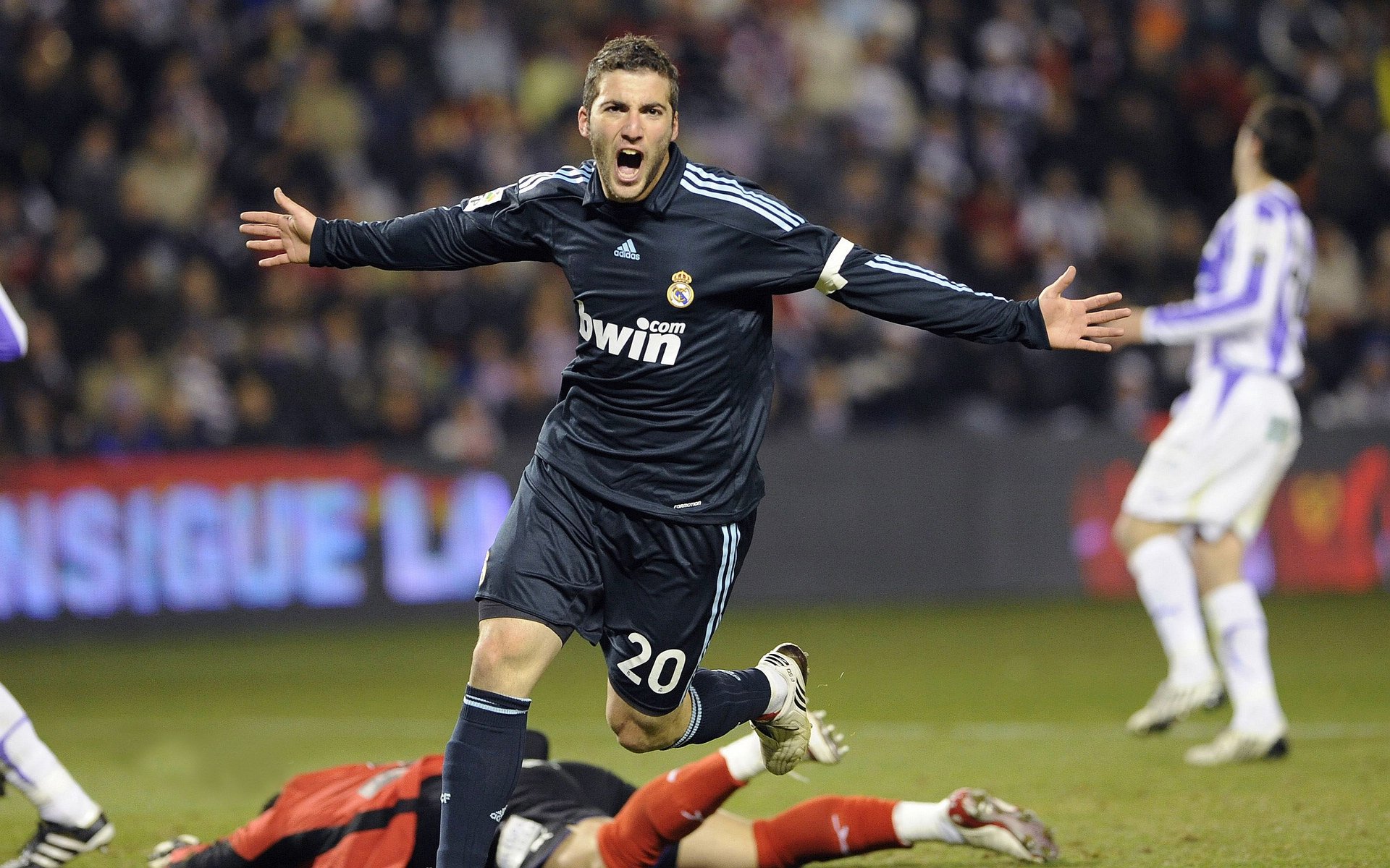 世界杯：裁判在赛后通过社交媒体解释关键判罚 透明度提升